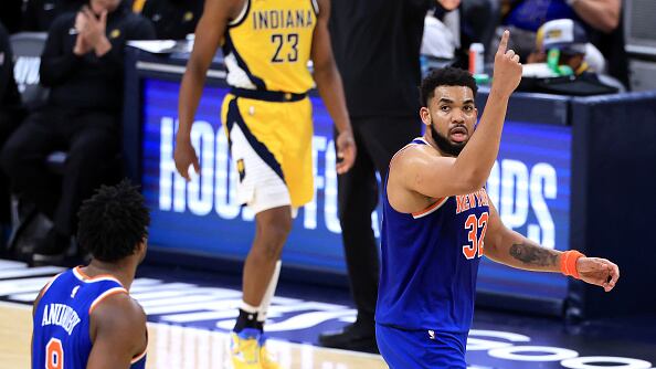 INDIANÁPOLIS, INDIANA - 25 DE MAYO: Karl-Anthony Towns (#32) de los New York Knicks reacciona ante los Indiana Pacers durante el último cuarto del tercer juego de las Finales de la Conferencia Este de los Playoffs de la NBA 2025, en el Gainbridge Fieldhouse, en Indianápolis, Indiana, el 25 de mayo de 2025.
