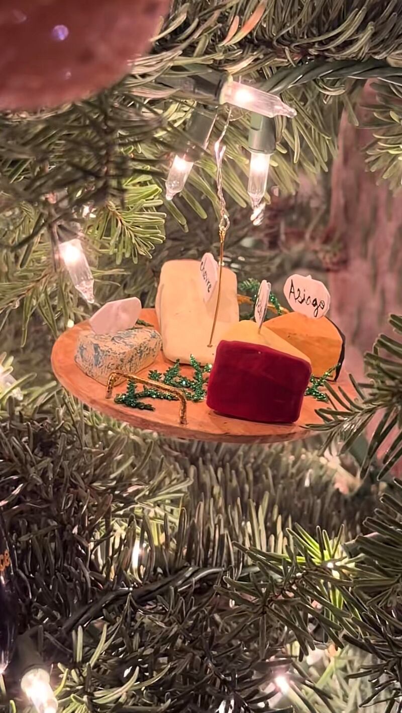 Benny Blanco y Selena Gomez sorprenden con sus árboles de Navidad fuera de lo común