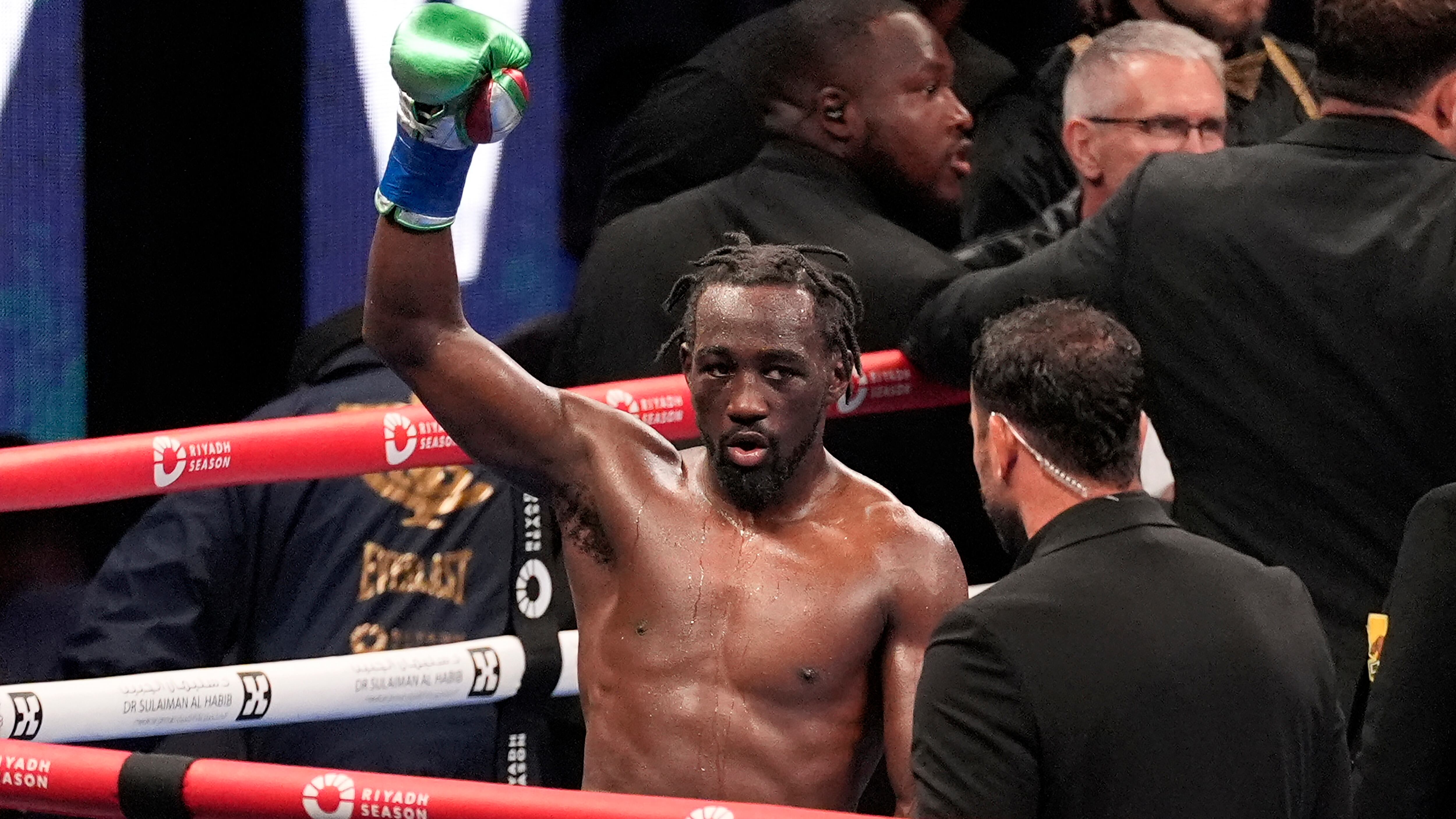 Terence Crawford, centro, levanta el puño al final de la pelea a 12 asaltos contra Israil Madrimov durante una pelea de boxeo por el campeonato de peso súper welter en Los Ángeles, el sábado 3 de agosto de 2024. Crawford, el consenso del mejor boxeador libra por libra del mundo, derrotó a Israil Madrimov por decisión unánime para convertirse en campeón de cuatro divisiones. Crawford ganó el título superwelter de la AMB el sábado por la noche en Los Ángeles en su primera pelea en las 154 libras. (AP Foto/Damian Dovarganes)