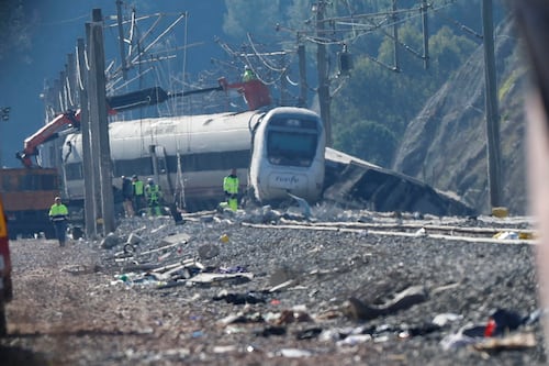 Continúa recuperación de víctimas del desastre ferroviario en España