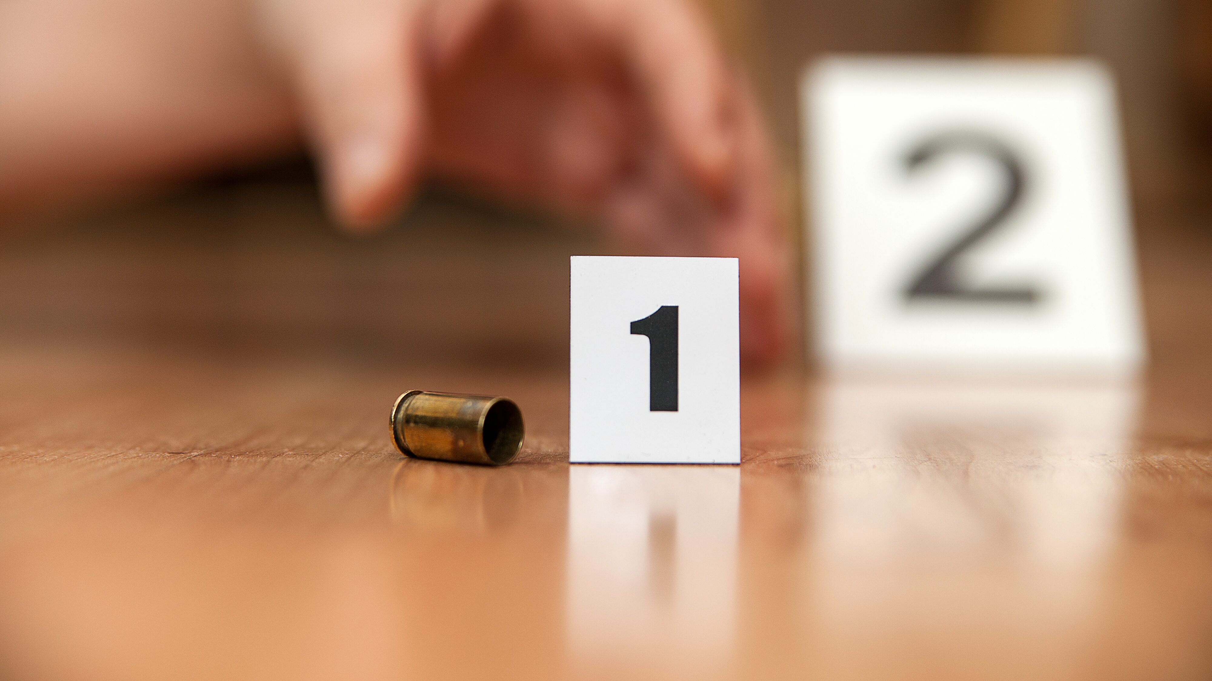 Rastros de ciencia forense en la escena.