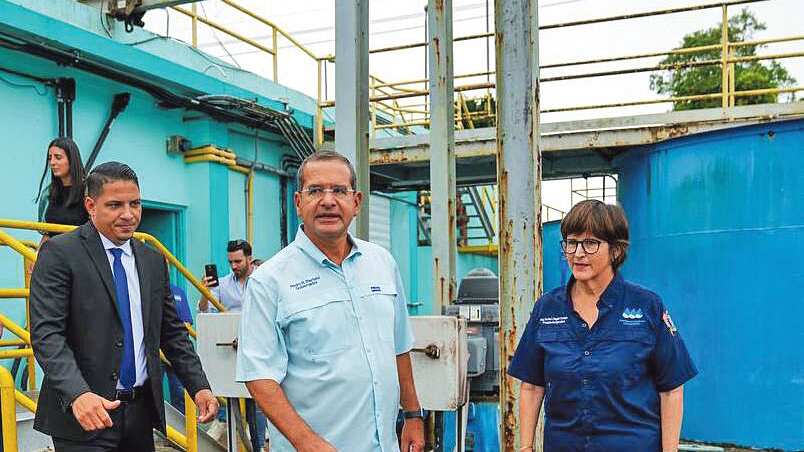 Pedro Pierluisi visitó la Planta de Filtración Negros, en Corozal, durante su término como gobernador de Puerto Rico.