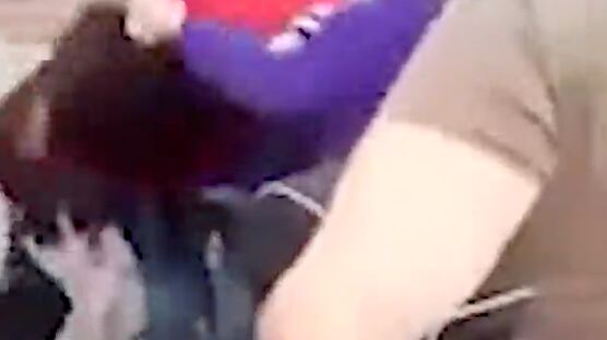 Mujeres peleando fuera de la cárcel