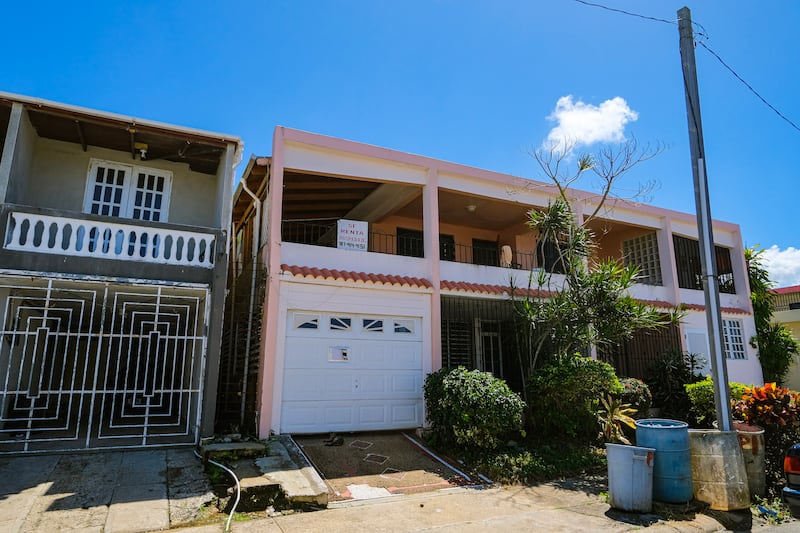 En lo que parece ser una casa de dos pisos, un cartel lee "se renta hospedaje".