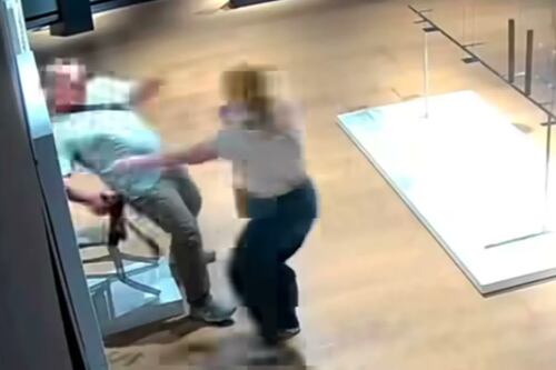 Turista rompe la silla “Van Gogh” cubierta de Swarovski en museo de Verona