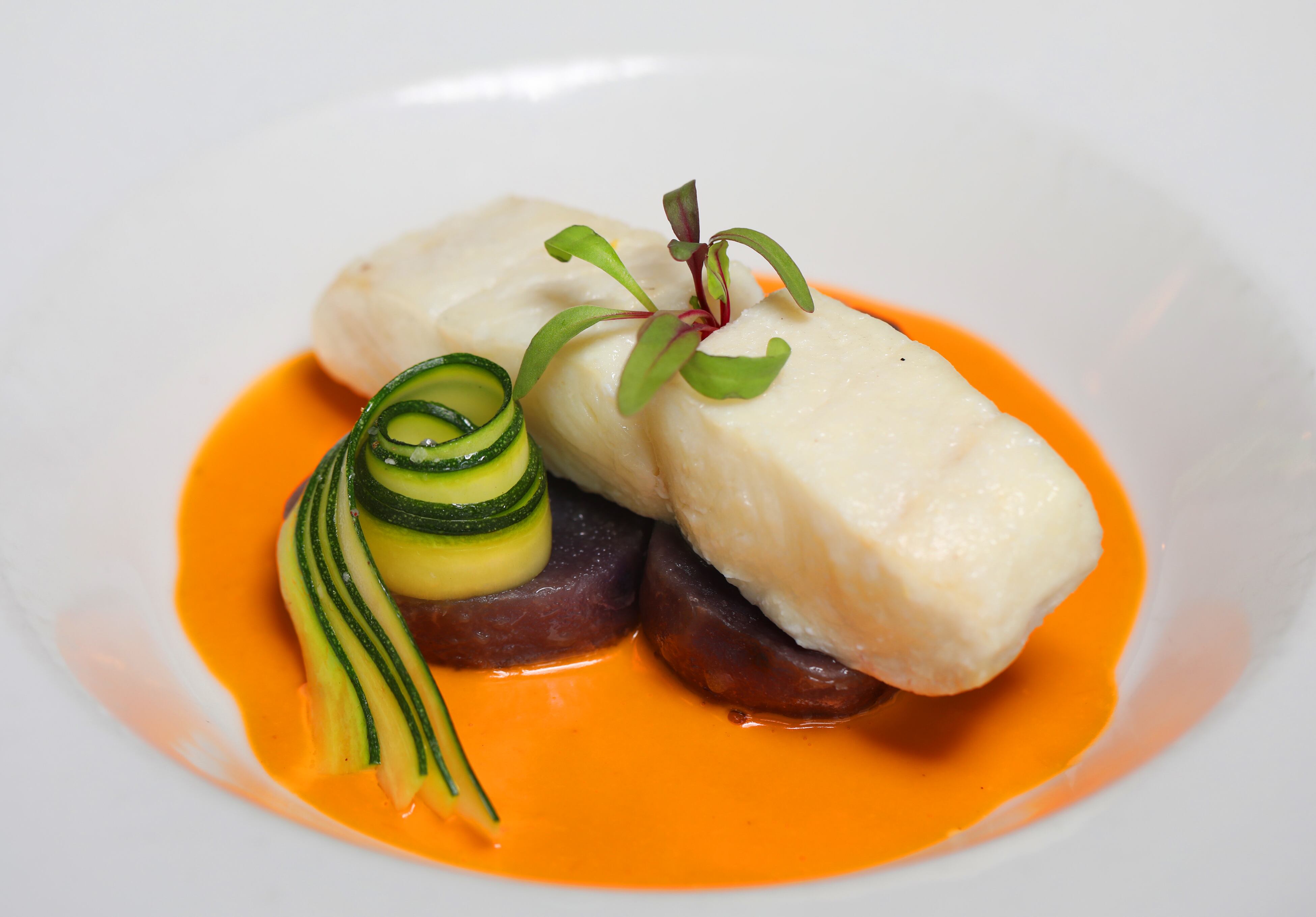 Los restaurantes sirven pesca fresca de proveedores locales.