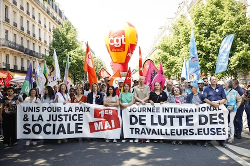 Más de 300,000 personas marchan en Francia por el 1 de mayo con protestas sociales