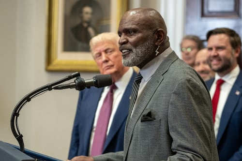 Trump invitó a la Casa Blanca a un ex jugador de la NFL registrado como delincuente sexual y desataca controversia