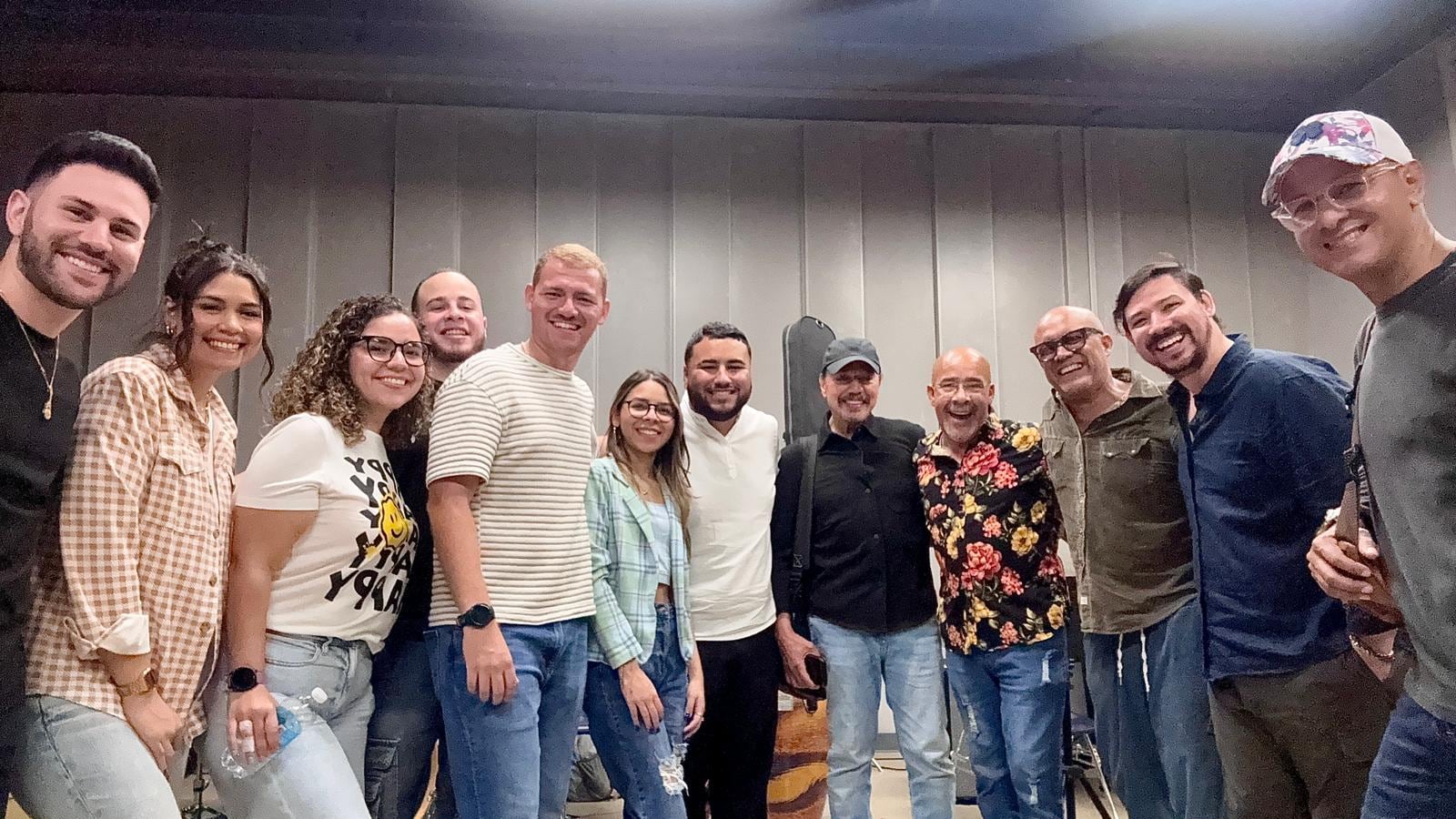 Bobby Valentín recibe grado honorífico en música.