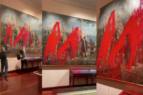 Activistas lanzan pintura roja a obra de arte sobre Cristóbal Colón en Museo Naval de Madrid