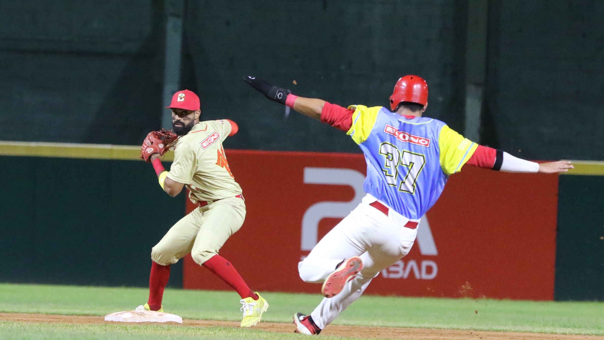 Richard González, de los Toritos de Cayey, completa una jugada en la intermedia (foto por Aldwin Santiago)