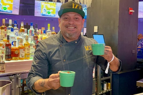 Sofrito líquido en recipiente de mantequilla: Bartender Edwin Borrero lleva creatividad a otro nivel