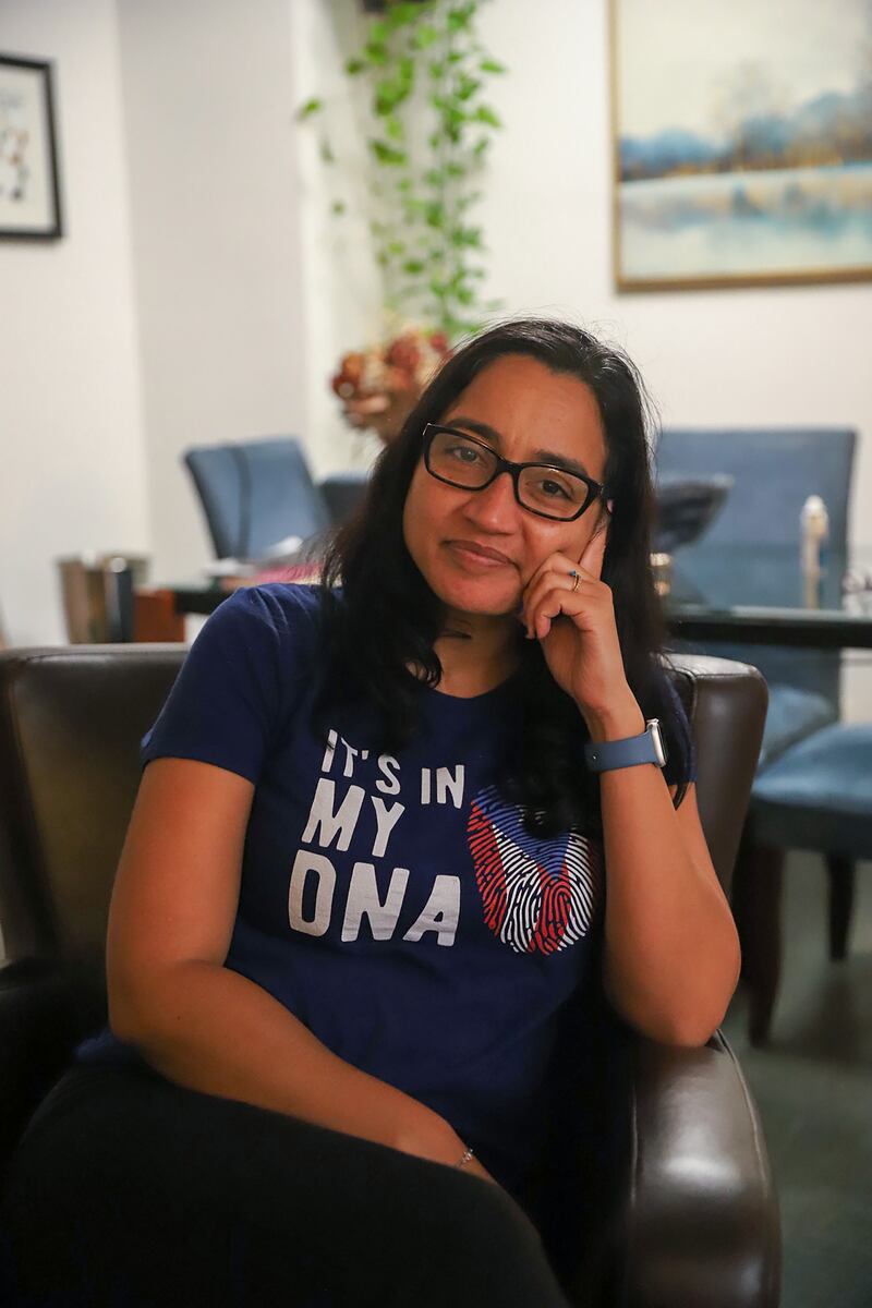 Kisha Cedeño posa en su apartamento en Washington Heights en Nueva York