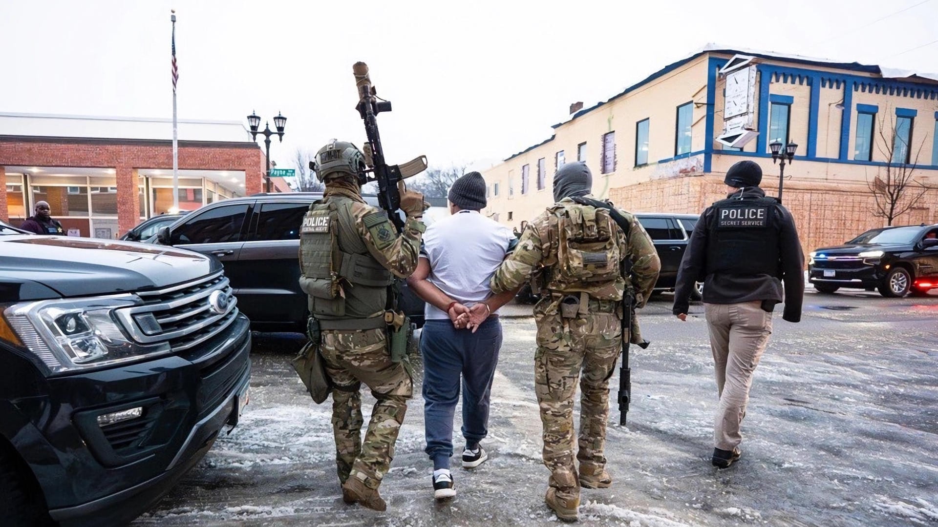 Servicio Secreto llevando arrestado a Tomás Espín Tapia (c), en Minnesota (Estados Unidos).