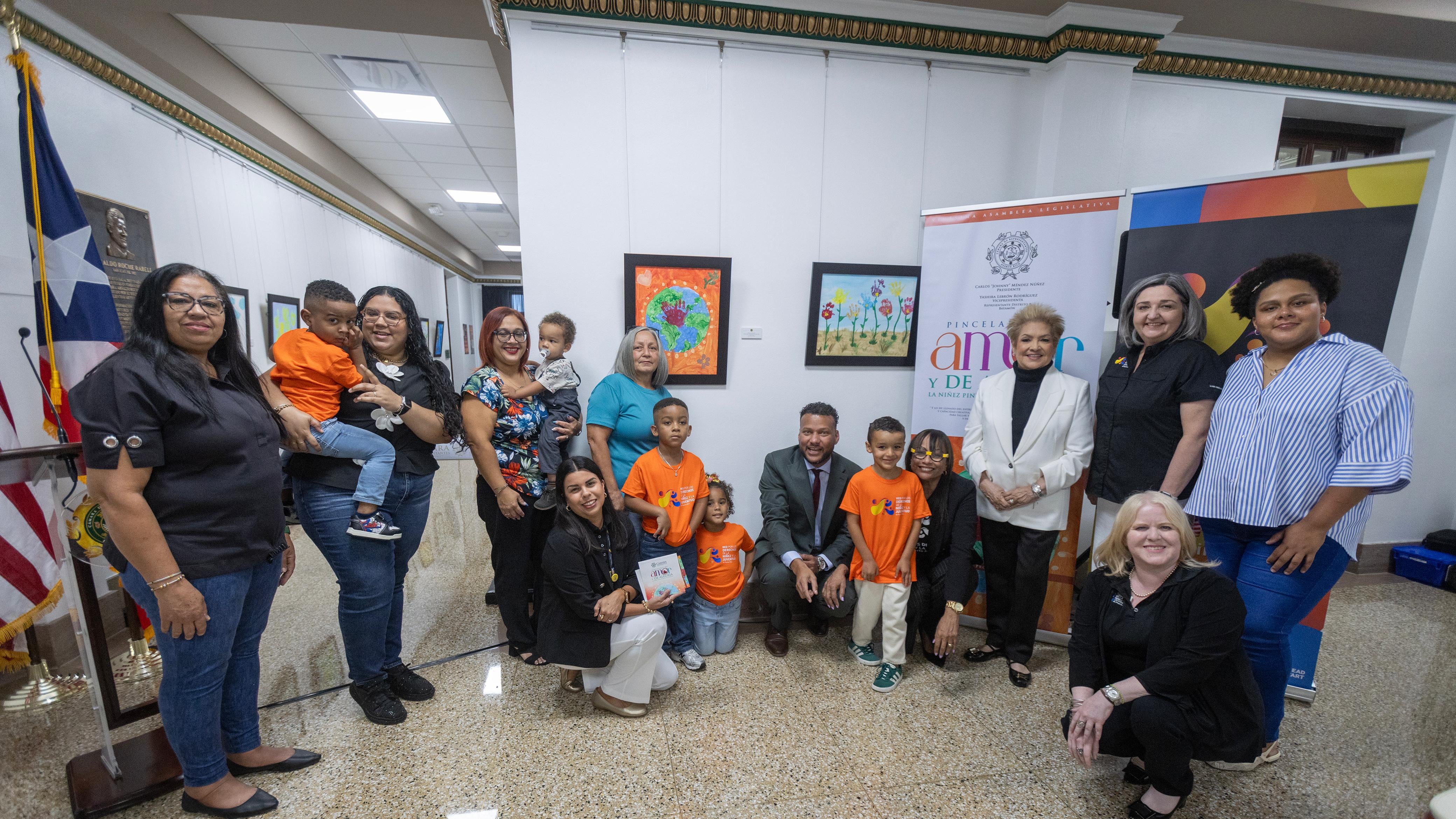Niños y niñas exhiben sus obras de arte que pintan con alegría un país sin violencia.