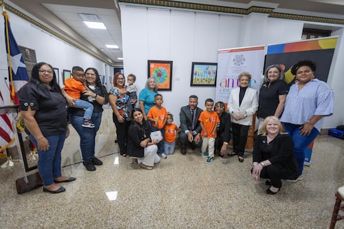 Niños y niñas exhiben en el Capitolio sus obras de arte que pintan con alegría un país sin violencia