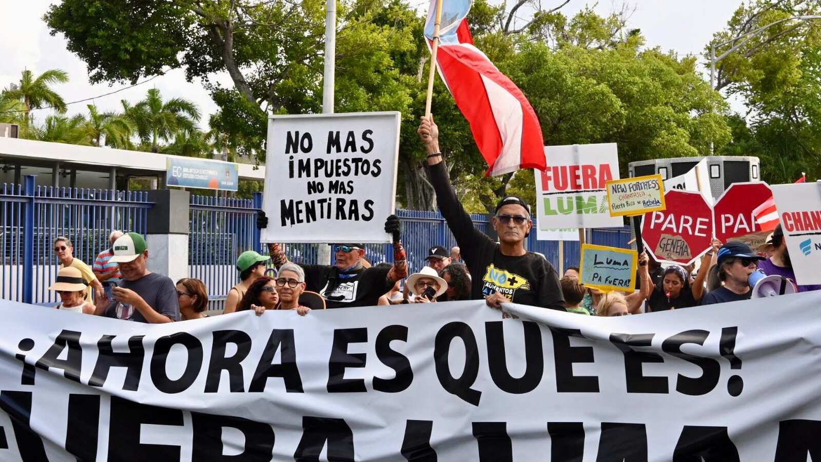 Manifestantes se congregaron frente a Plaza Las Américas para exigir la cancelación del contrato de LUMA y denunciar la crisis energética