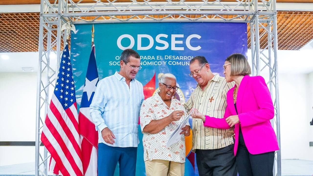 Pierluisi entrega 98 títulos de propiedad a familias en Dorado