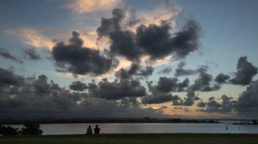 Cielo nublado en una playa de la isla.