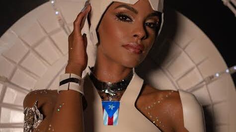 Presentan traje inspirado en el Radiotelescopio de Arecibo.