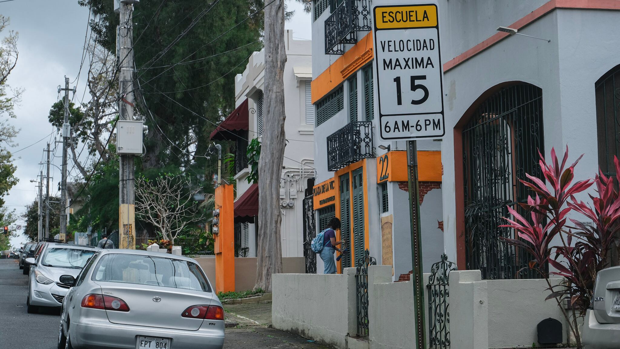 Una estudiante entra a una residencia.