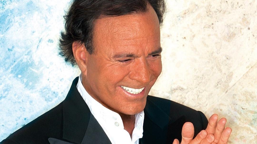 Desde ya los memes de Julio Iglesias se han apoderado de las redes sociales a solo pocos días de iniciar el mes de julio.