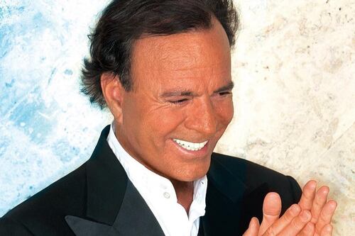 Julio Iglesias contraataca a denunciantes y filtra conversaciones privadas; revela sus verdaderos nombres