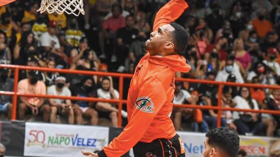 Los Atléticos de San Germán frente a los Capitanes de Arecibo en la semifinal del BSN
