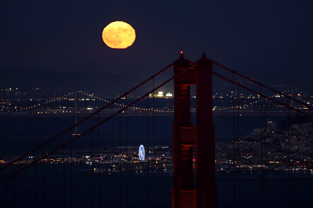 Una superluna se ve sobre San Francisco desde Marin Headlands en Sausalito, California, el lunes 19 de agosto de 2024. (Scott Strazzante/San Francisco Chronicle vía AP)