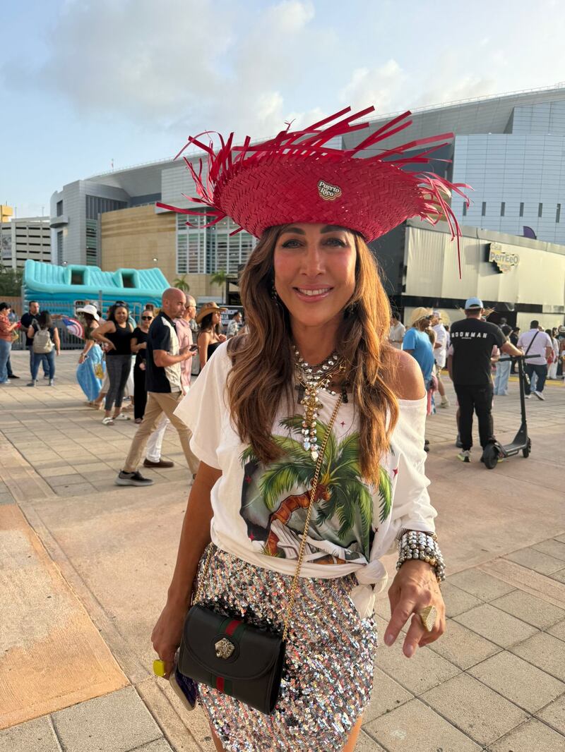Fanáticos de Bad Bunny lucieron sus mejores vestidos, al estilo boricua para la primera función del concierto.