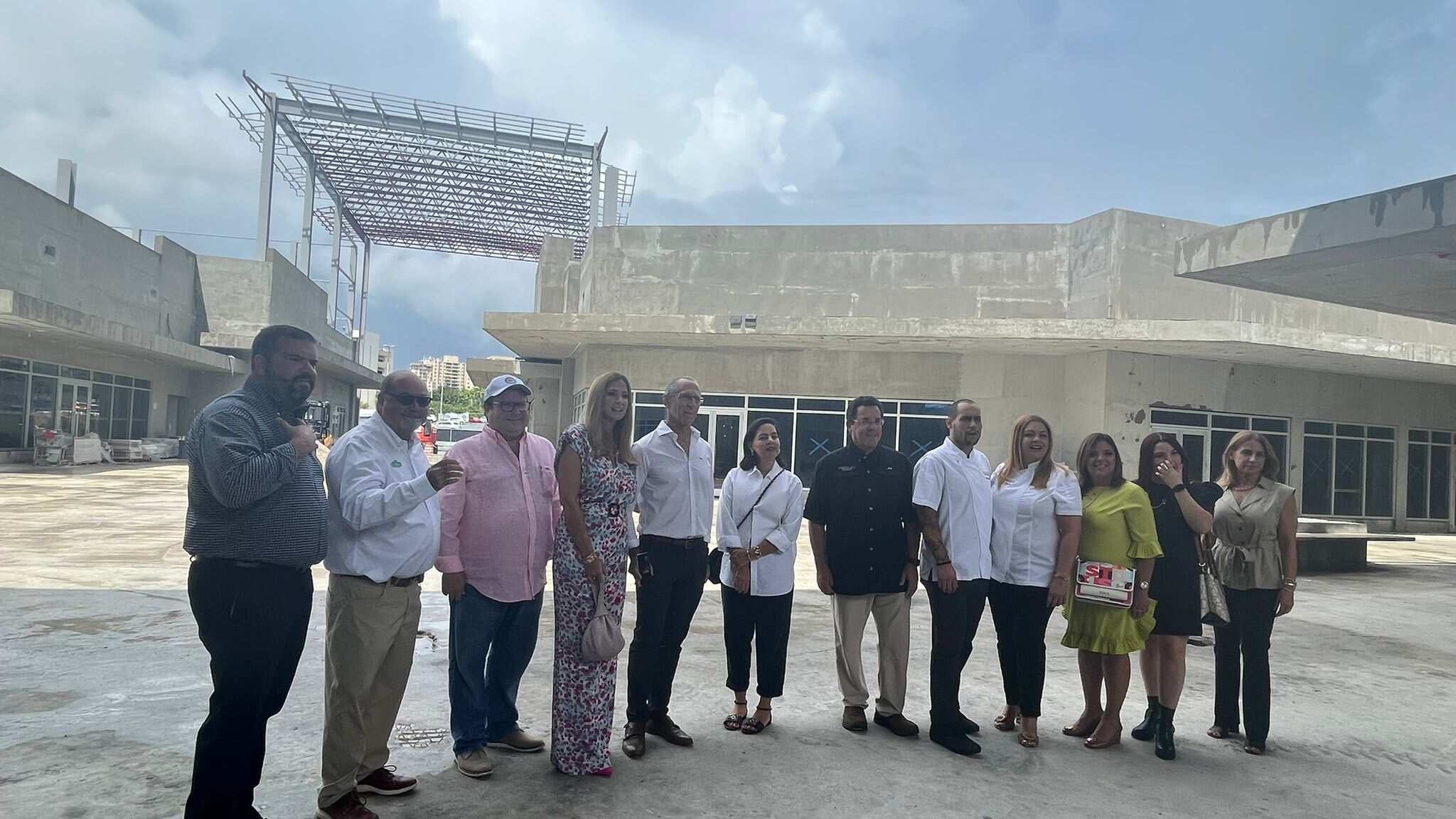 Dueños de tiendas a inaugurar en San Patricio.