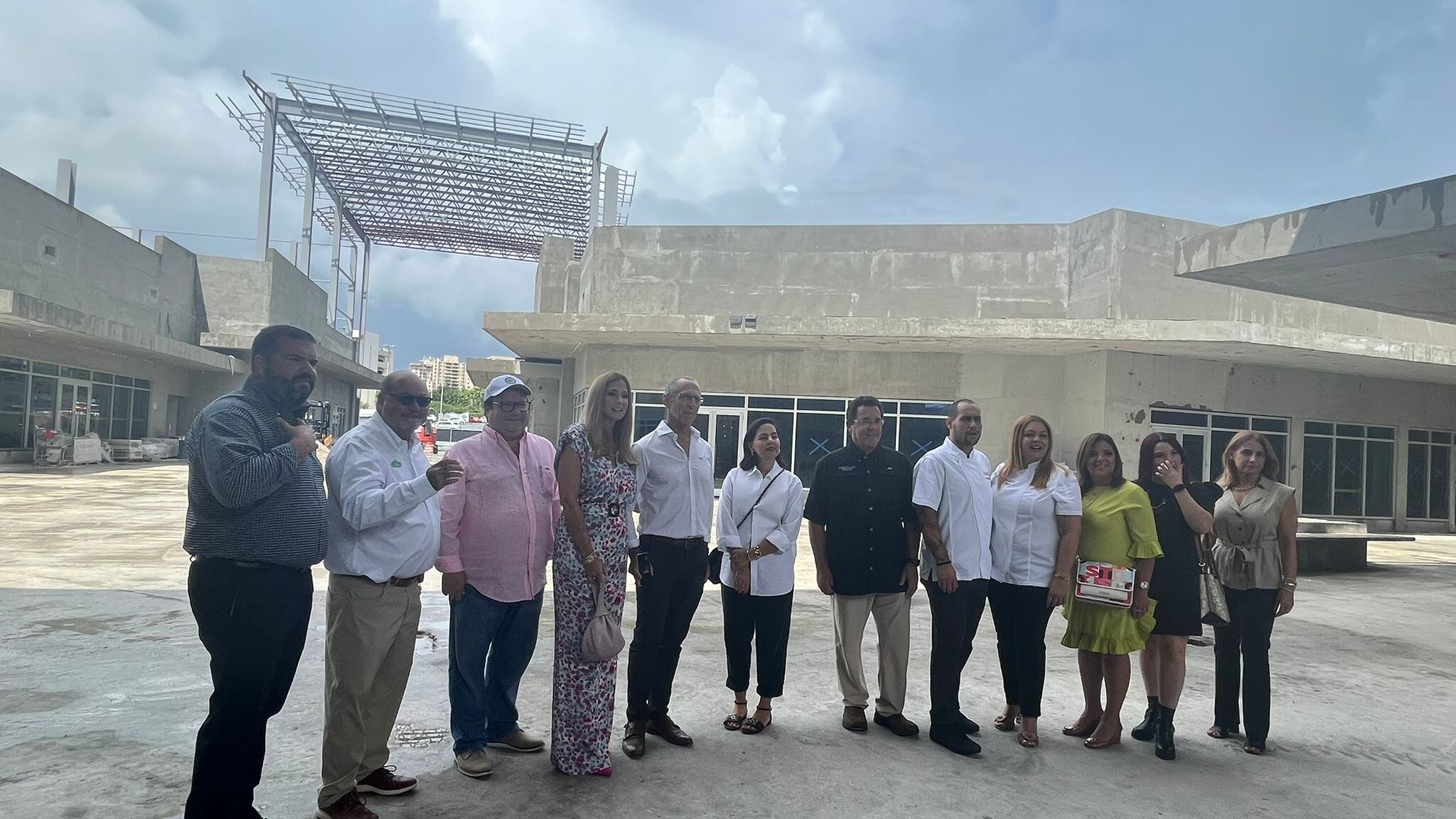 Dueños de tiendas a inaugurar en San Patricio.