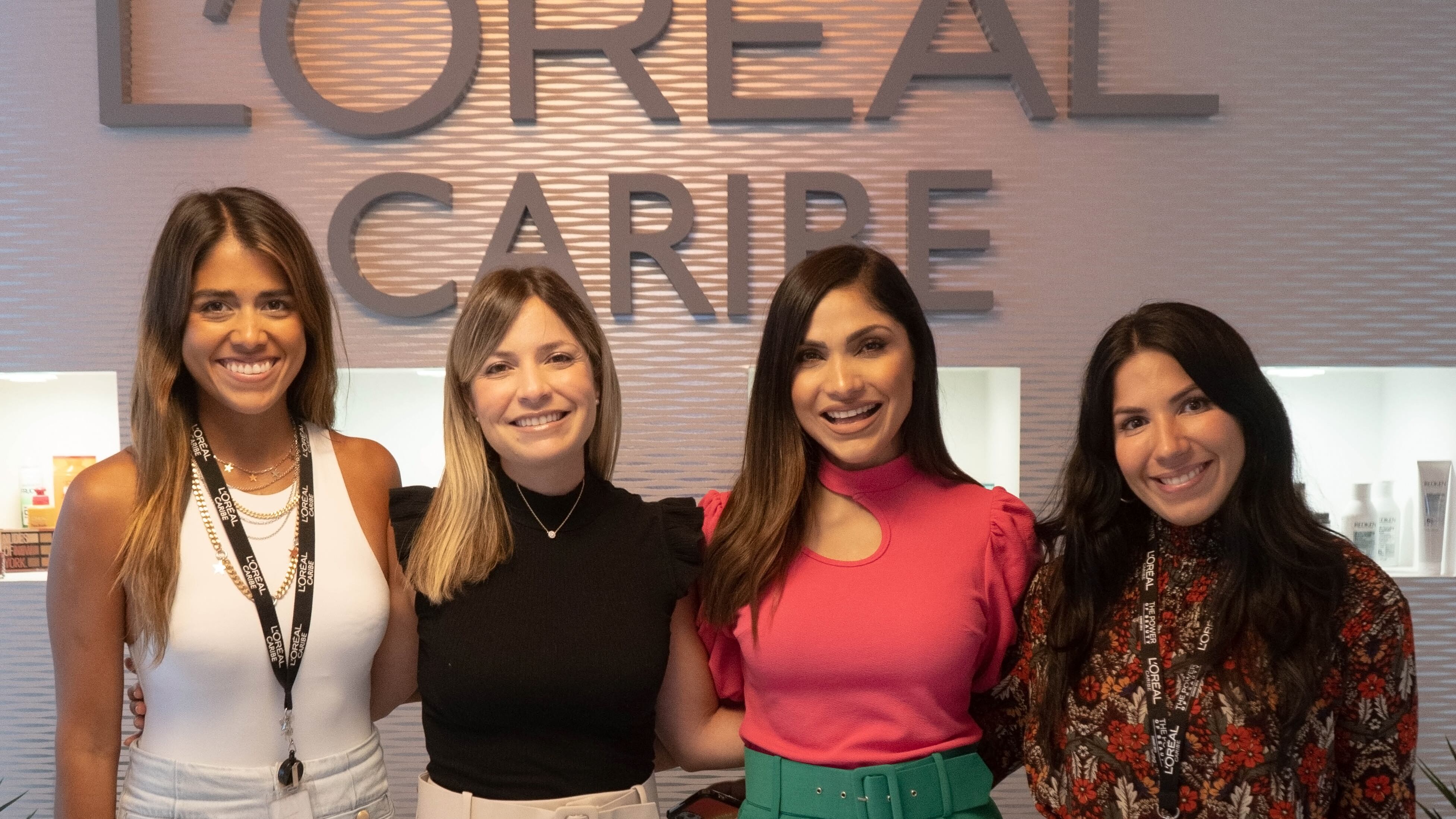 Yizette Cifredo junto a Paloma Maymi (Gerente Digital para L'Oréal Paris), Isabel Méndez (Gerente de Marca para L'Oréal Paris en PR y el Caribe), y Carolina Serrano (Gerente de Mercadeo Senior para las marcas de Consumo de L'Oréal Caribe).