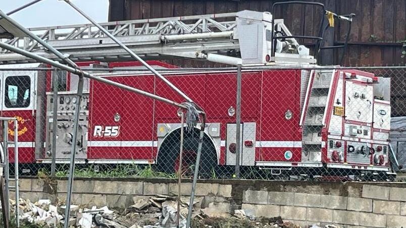 Camión de Bomberos lleva 10 meses detenido en taller de mecánica por falta de pago.