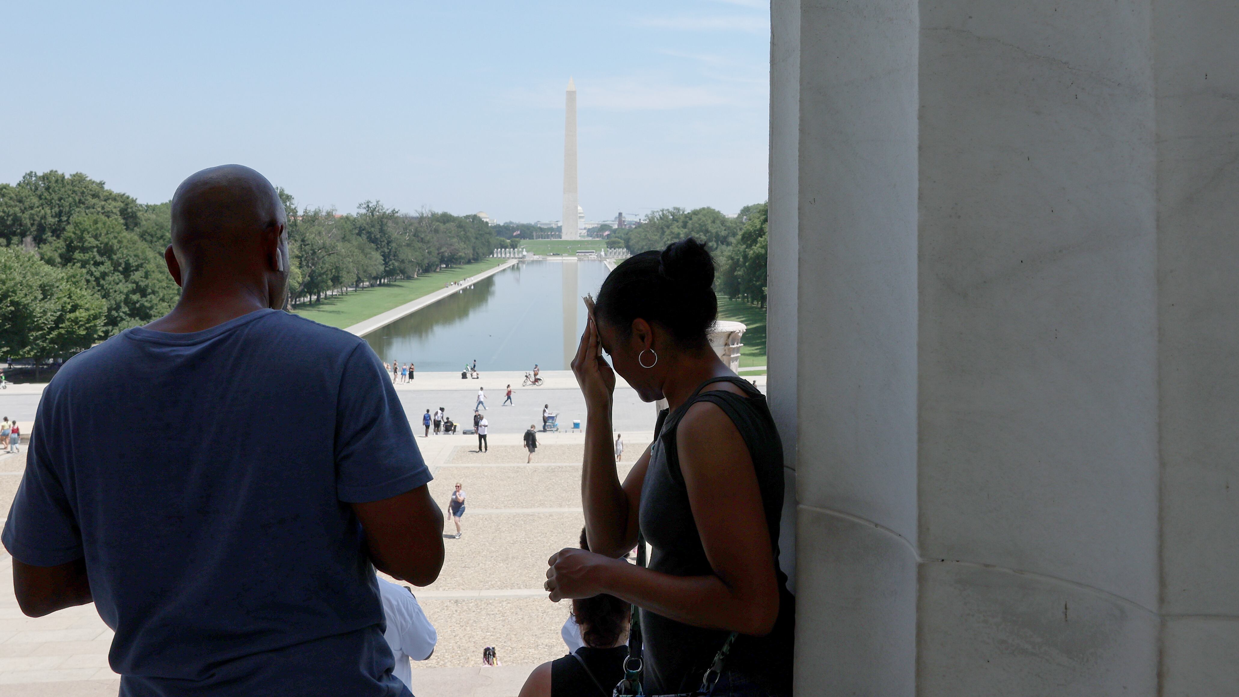 WASHINGTON, DC - 22 DE JULIO: Una mujer se limpia la frente en lo alto de las escaleras del Lincoln Memorial durante una ola de calor el 22 de julio de 2022 en Washington, DC. Según los medios de comunicación, más de 100 millones de personas en Estados Unidos podrían ver temperaturas superiores a los 90 grados Fahrenheit este fin de semana. (Foto de Anna Moneymaker/Getty Images)