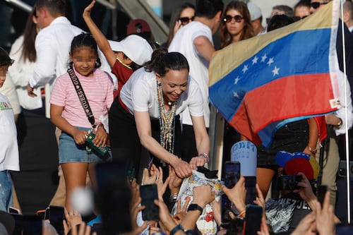 Miles reciben a María Corina Machado en Madrid entre gritos de “¡Presidenta!”