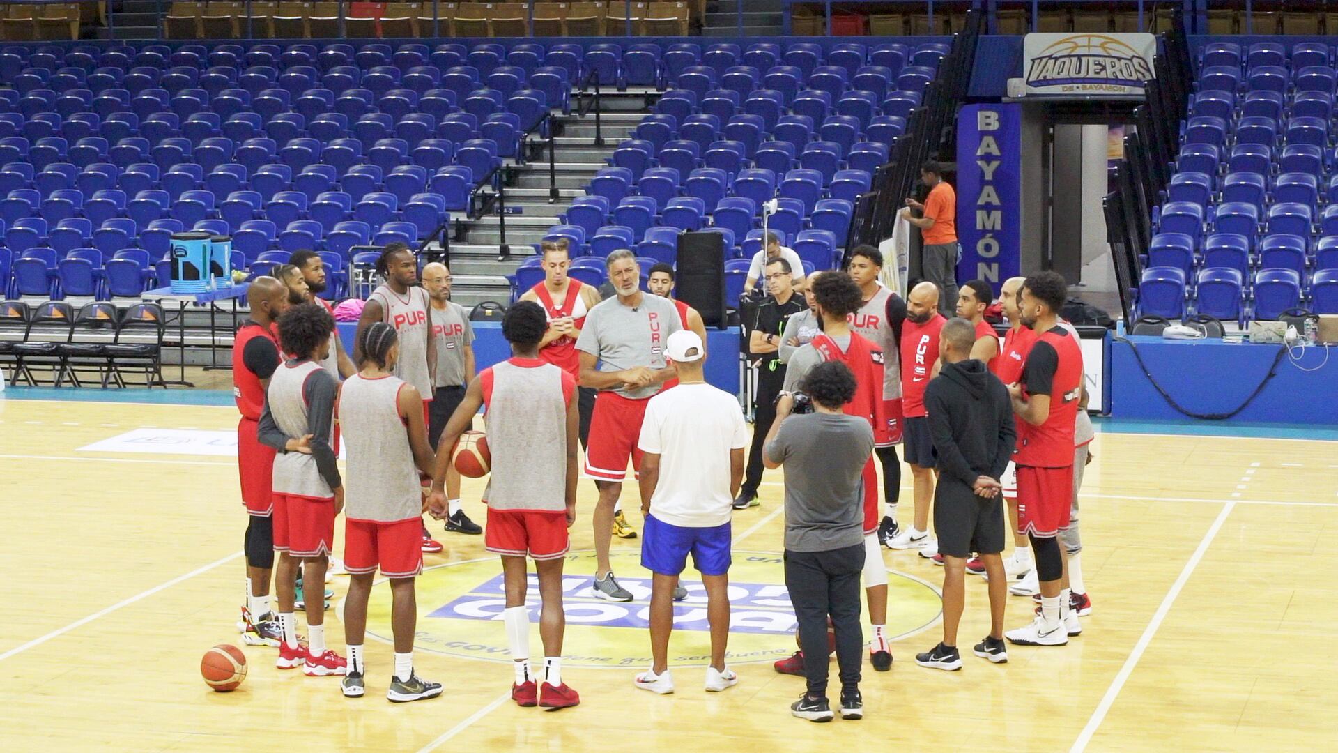 José “Piculín” Ortiz visita la preselección nacional de baloncesto