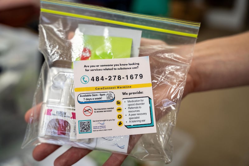 Este sobre que reparte la organización Center for Addiction Medicine and Policy contiene Narcan, un medicamento que ayuda a revertir sobredosis de opioides.