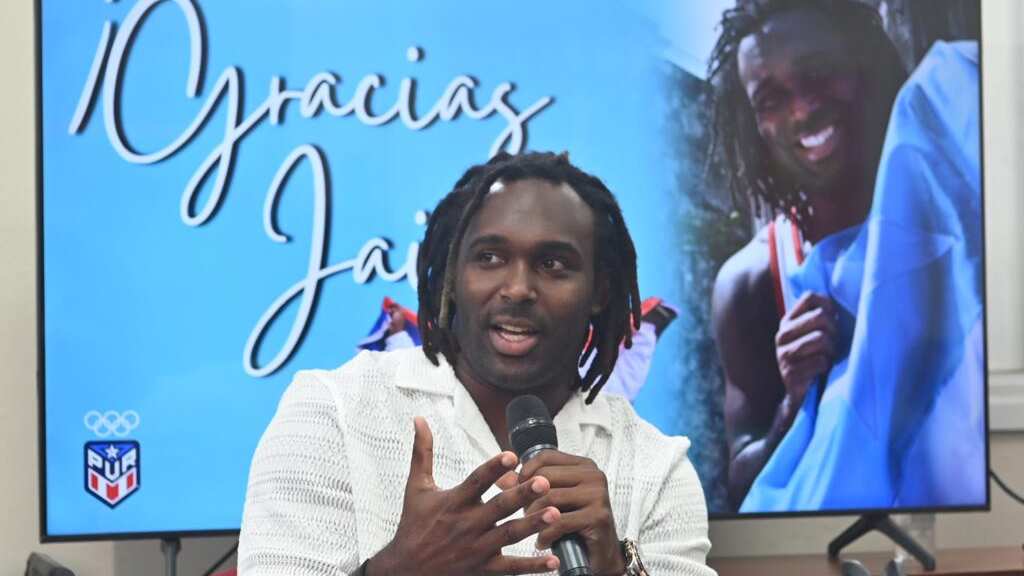 El luchador olímpico Jaime Espinal en conferencia de prensa en el COPUR.