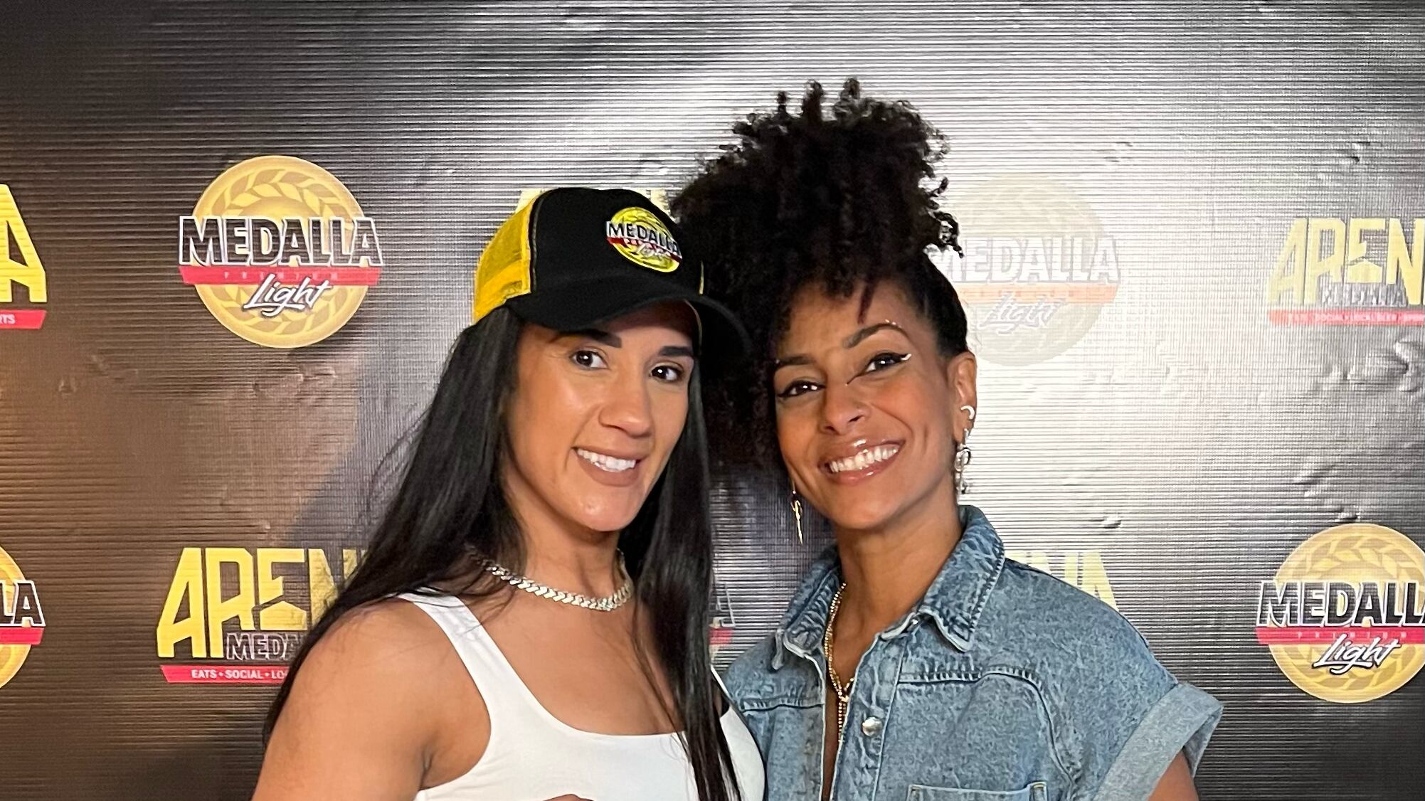 Amanda Serrano junto a Brigitte Dávila