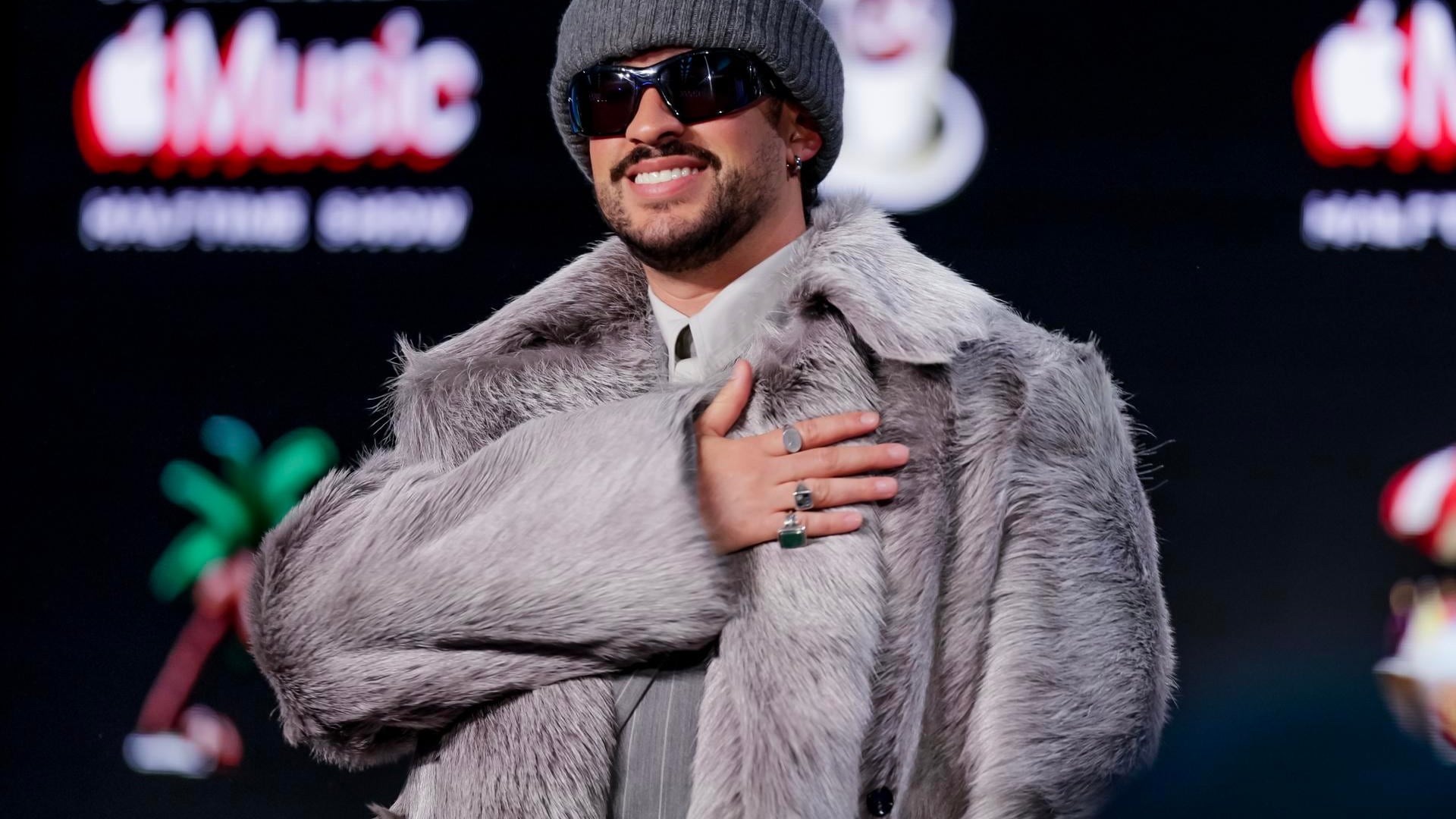 Bad Bunny hace un gesto durante la conferencia de prensa previa al Super Bowl LX y el espectáculo de medio tiempo de Apple Music en el Centro de Convenciones Moscone en San Francisco, California, EE. UU., el 5 de febrero de 2026. EFE/EPA/Chris Torres