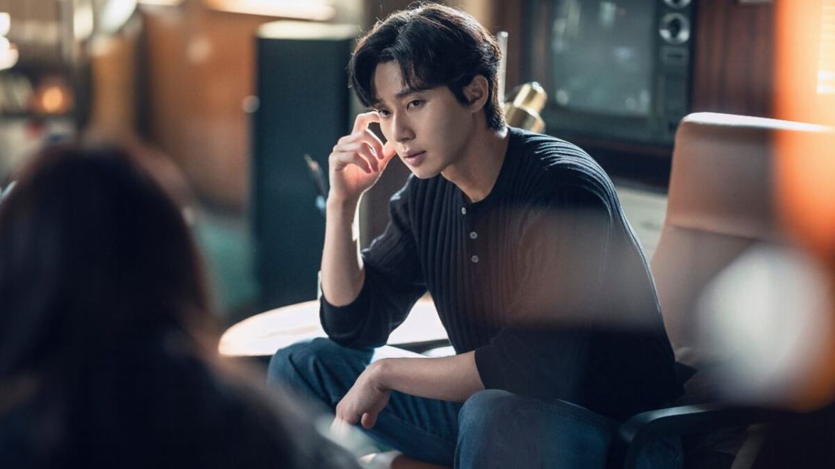 Han So-hee como Yoon Chae-ok y Park Seo-jun como Jang Ho-jae en El monstruo de la vieja Seúl (temporada 2)