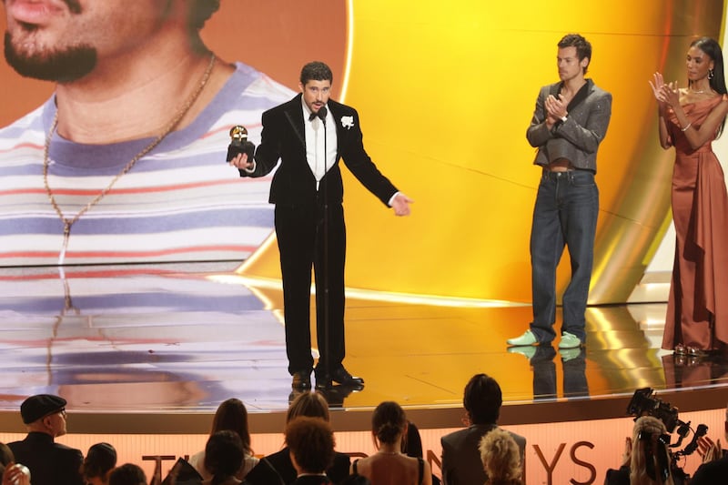 El rapero puertorriqueño Bad Bunny (C) acepta el premio al Álbum del Año en el escenario durante la 68ª ceremonia anual de los Premios Grammy en el Crypto.com Arena de Los Ángeles, California, EE.UU., el 1 de febrero de 2026. EFE/EPA/CHRIS TORRES