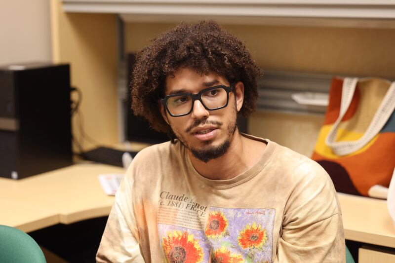 Eduardo Ramos Carrasquillo, estudiante de la UPR-RP, narra una experiencia en la que sintió una carga racista en un intercambio verbal con un profesor.
Foto por Brandon Cruz González | Centro de Periodismo Investigativo