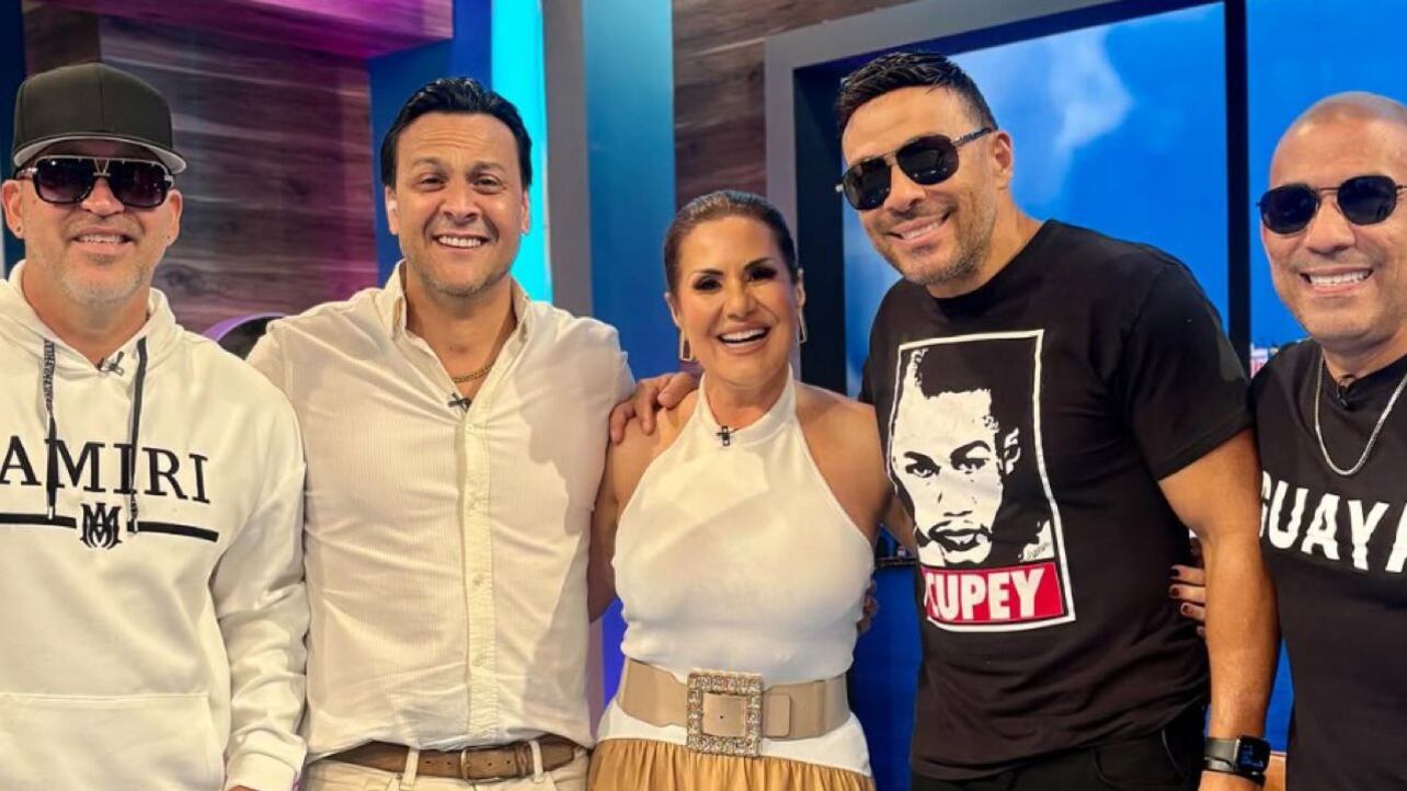 Grupo Manía durante una entrevista en el programa televisivo "PR En Vivo" (TeleOnce).