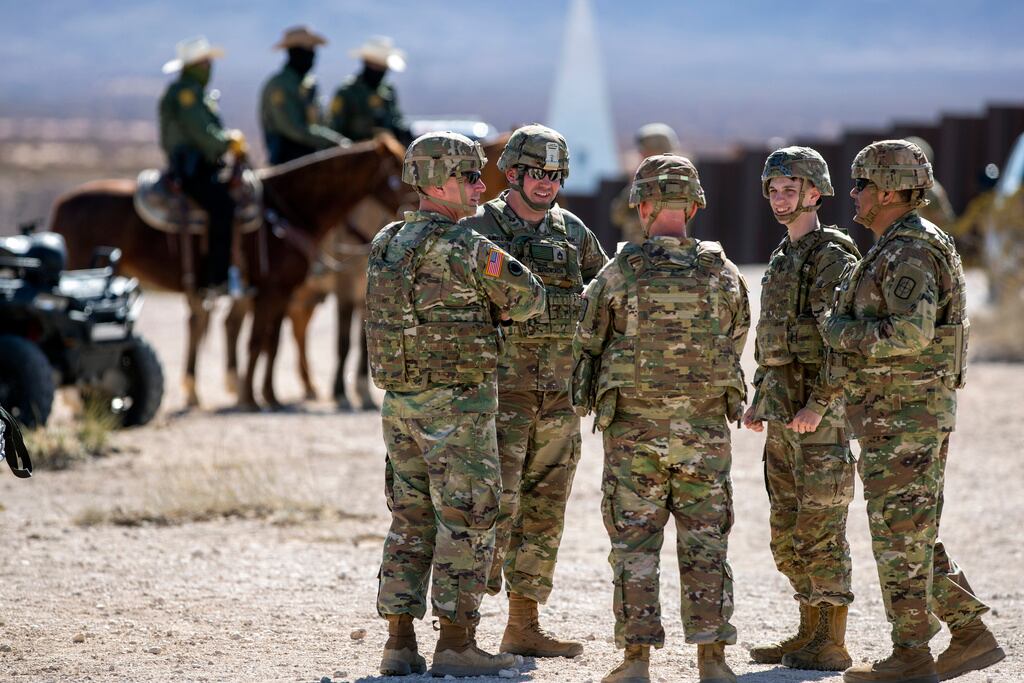 Soldados del Ejército de Estados Undos en la frontera entre Estados Unidos y México en Sunland Park, Nuevo México. (AP Photo/Andres Leighton)