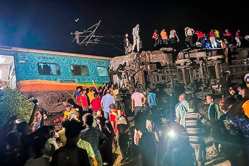 Al menos 233 muertos y 900 heridos tras choque de trenes en India