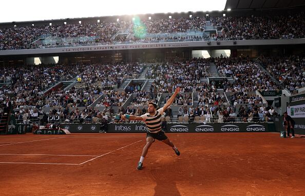 El español Carlos Alcaraz juega un revés contra el italiano Jannik Sinner durante la final individual masculina del decimoquinto día del Abierto de Francia 2025 en Roland Garros, el 8 de junio de 2025, en París, Francia.