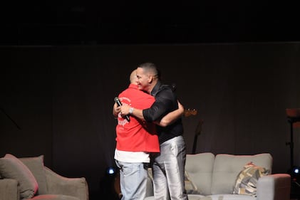 San Juan, P.R.- Víctor Manuelle y Abraham interpretaron juntos la canción "Mañana sale el sol". (2 de noviembre de 2025)