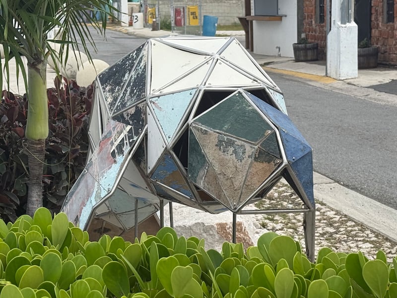 Monumento de un manatí.